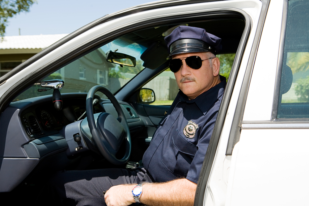 Page 3: policier dans sa voiture de patrouille