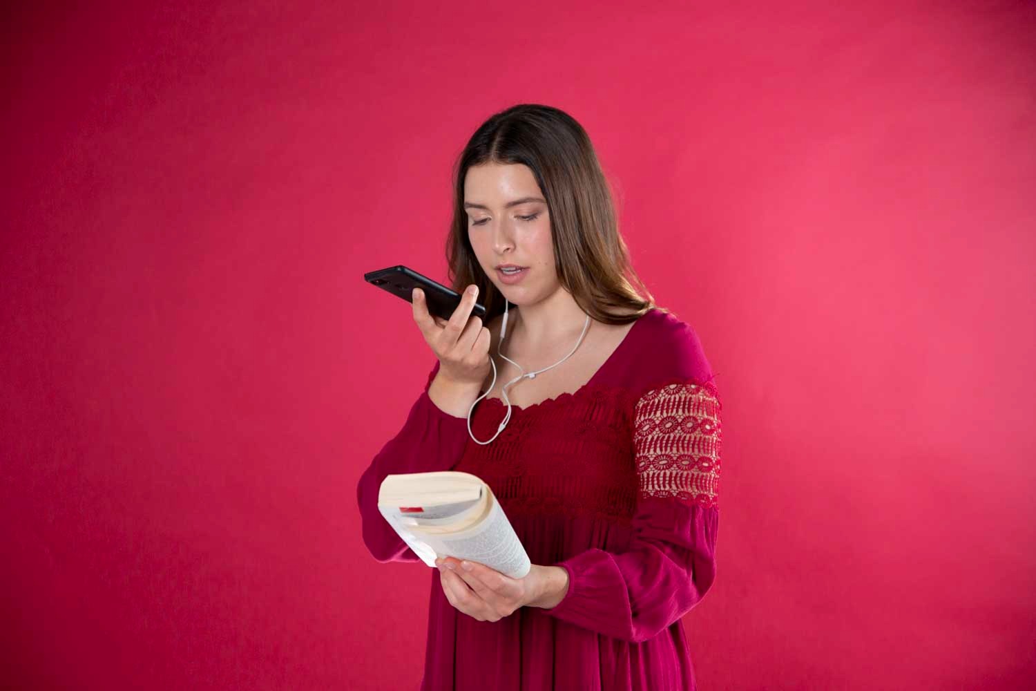 Photo de Camille s'enregistrant à l'aide de son appareil mobile