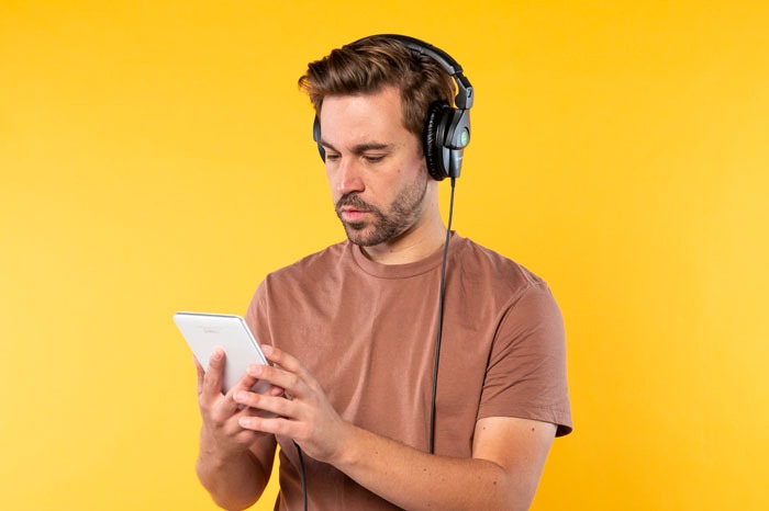 Photo d'Hugo écoutant un livre audio