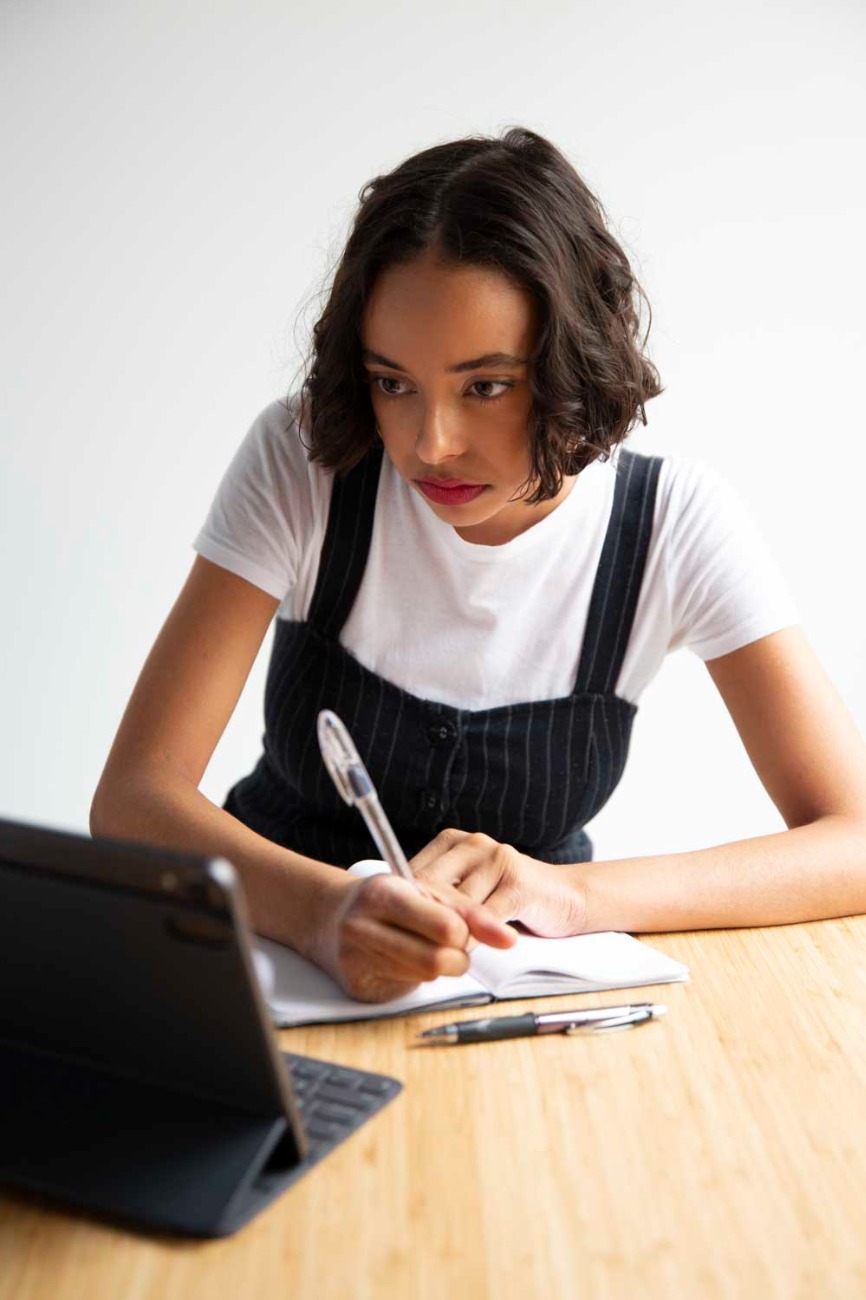 Photo de Mia qui prend des notes sur ce qu'elle voit à l'écran