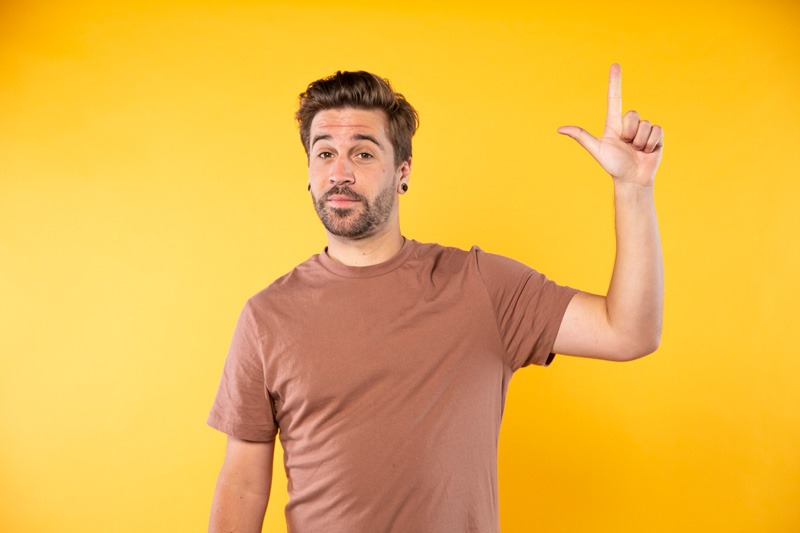 Photo d'Hugo indiquant de choisir le prochain volet ci-haut