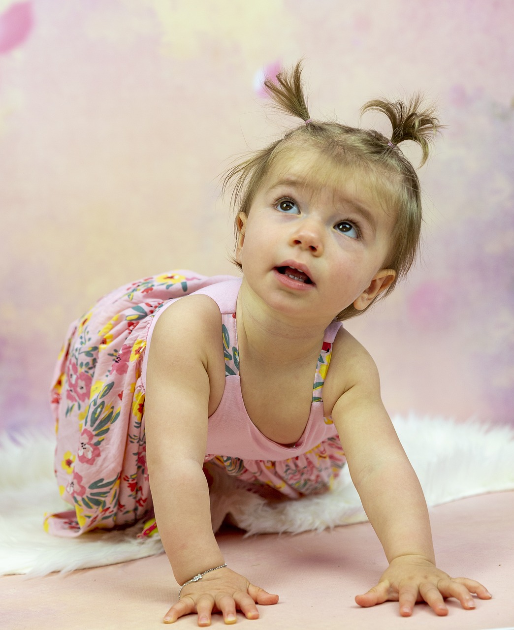 Homme avec sarot de scientifique tenant un microscope.